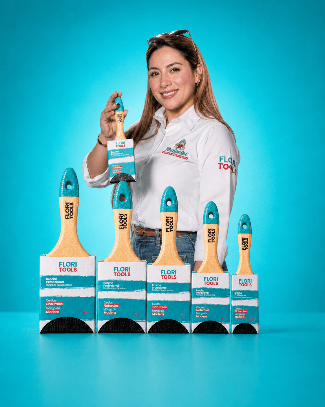 Modelo sosteniendo brocha Floritools con línea de brochas profesionales en Venezuela